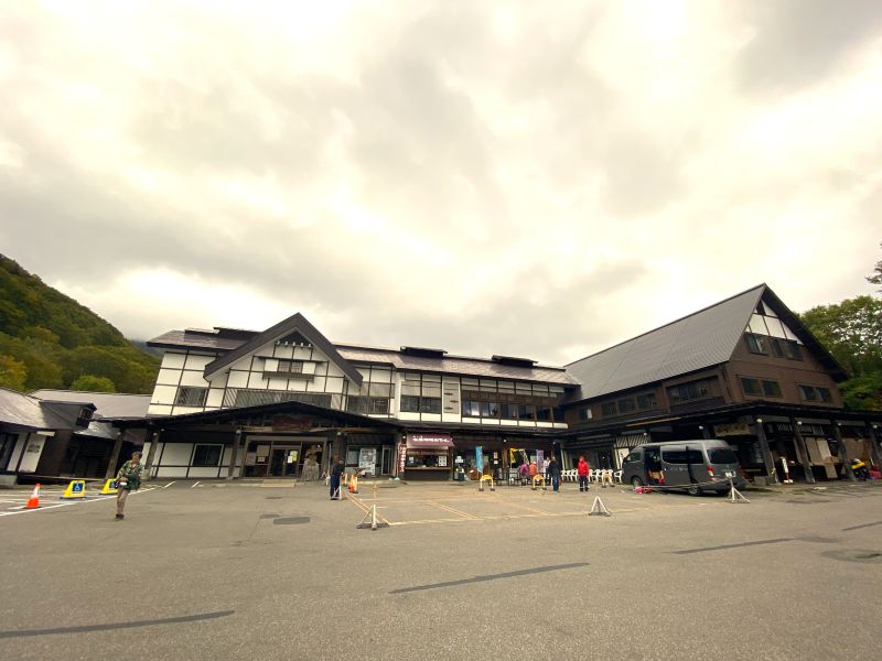 La réception, la boutique et le restaurant de Sukayu Onsen se trouvent ici, les bâtiments d'hébergement étant alignés sur la gauche