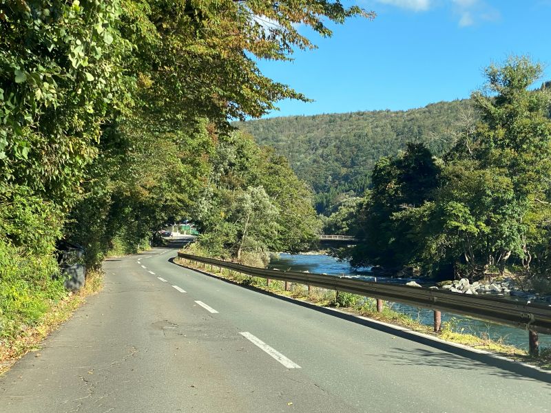 La route nationale 103 longe la rivière Oirase