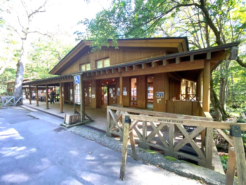Le centre d'information touristique dispose de toilettes propres