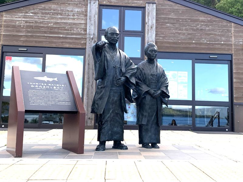 Devant l'entrée principale de la station routière se dresse une statue de Sadayuki Wainai et de sa femme Katsu, qui ont réussi à élever du saumon kokanee dans le lac Towada (désolé, vous ne pouvez pas goûter le saumon kokanee)
