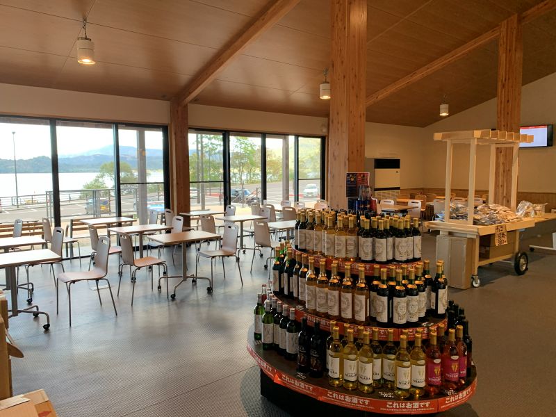 La boutique regorge de souvenirs, notamment des vins exclusifs à cette station-service, et vous pourrez savourer un repas avec vue sur le lac Towada dans l'aire de restauration