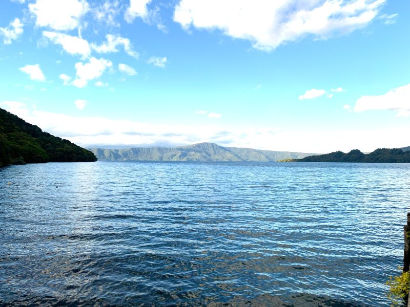 Le parking de « Michi-no-Eki Towada-ko » se trouve directement sur les rives du lac Towada