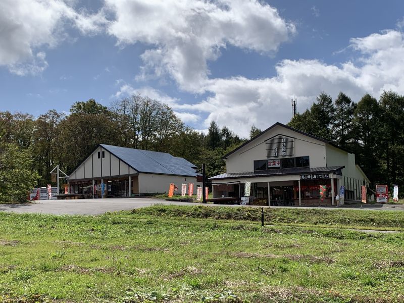 Le plateau de Kayano est situé à mi-chemin entre l'observatoire d'Iwakiyama et la station de départ du téléphérique (la photo ci-dessous montre « Hyotan Chaya », une maison de thé sur le plateau)