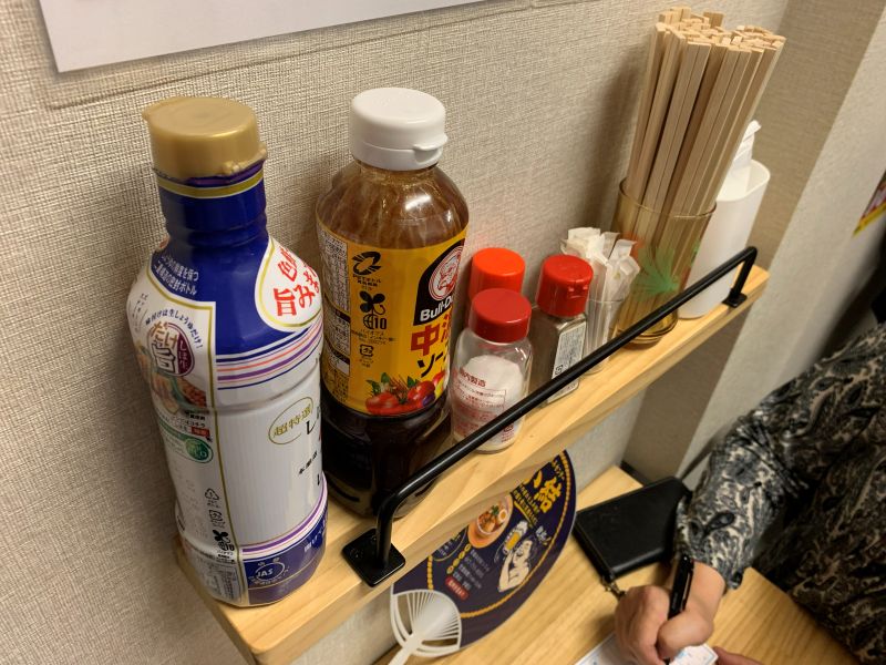 The two-person table mounted on the wall is small, but the condiment rack is convenient to use