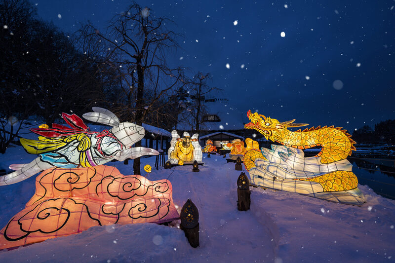 雪の積もる公園に並ぶ「ねぶた雪灯り」©星野リゾート