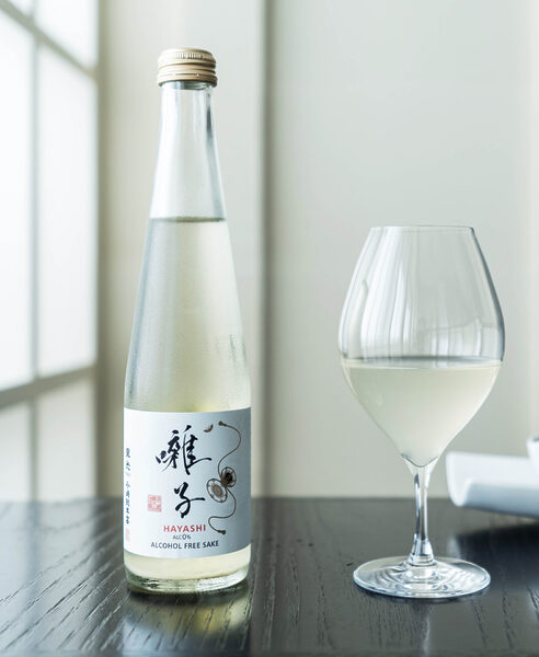 「囃子 -HAYASHI-」は300mL入り。純米酒を醸した後にアルコールを取り除いて造られます／©株式会社小嶋総本店