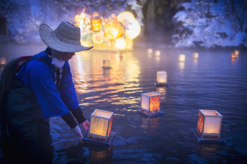 池に小灯篭を浮かべる様子©星野リゾート